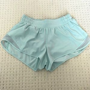 lululemon hotty hot shorts 2.5”